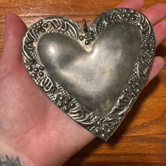 Antique silver plated decorative heart shaped ornament/pendant (Vintage style) - Picture 9 of 16